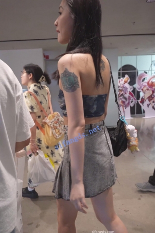  (BC-AA-473)牛仔裙美女直接吊带内衣逛街..性感肉臀内裤尿黄了